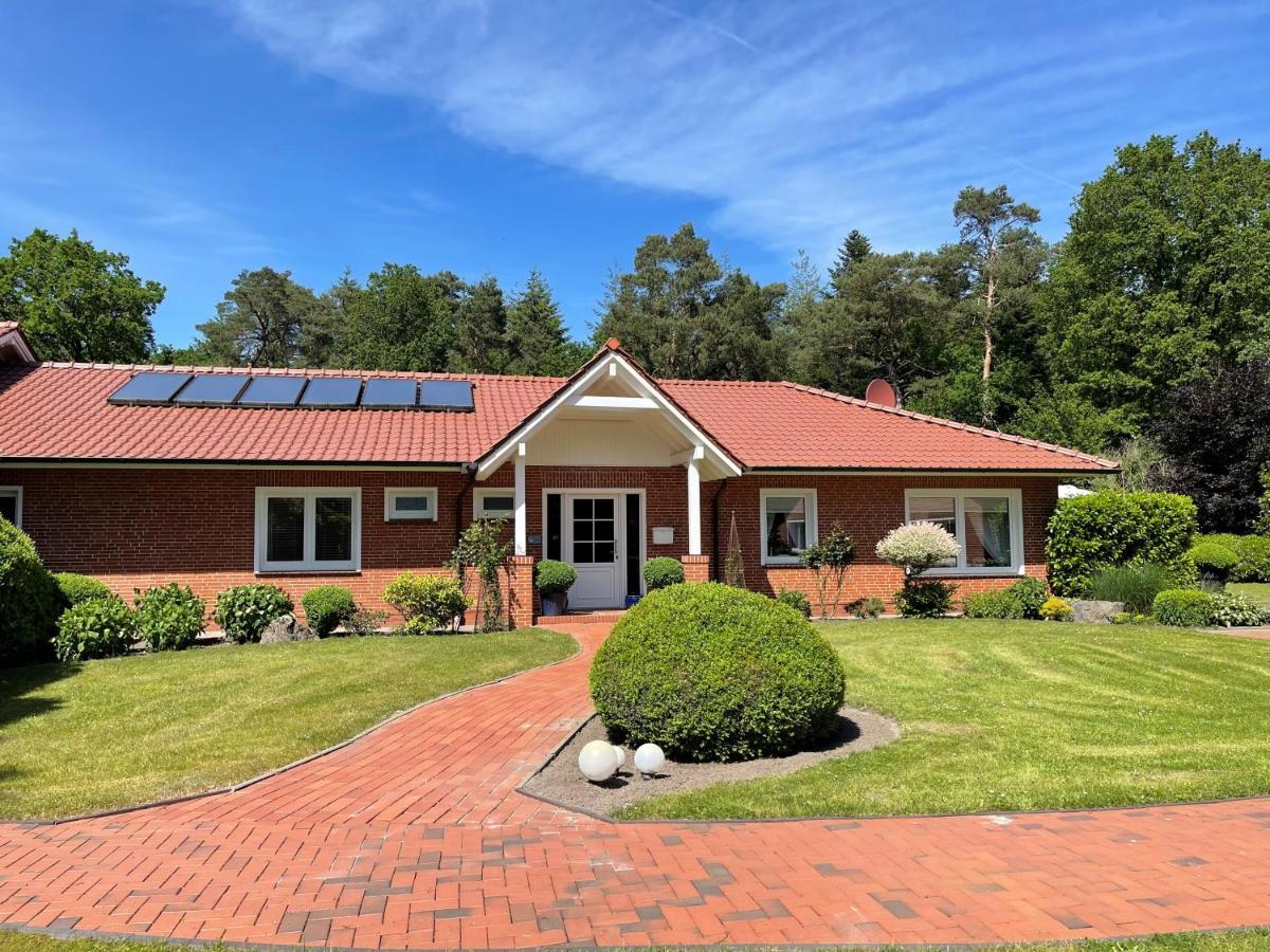 Landhaus Am Wald Mit Garten Mit 1 Schlafnische Und 1 Schlafzimmer Aurich Bagian luar foto