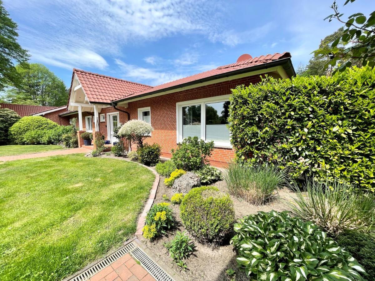 Landhaus Am Wald Mit Garten Mit 1 Schlafnische Und 1 Schlafzimmer Aurich Bagian luar foto